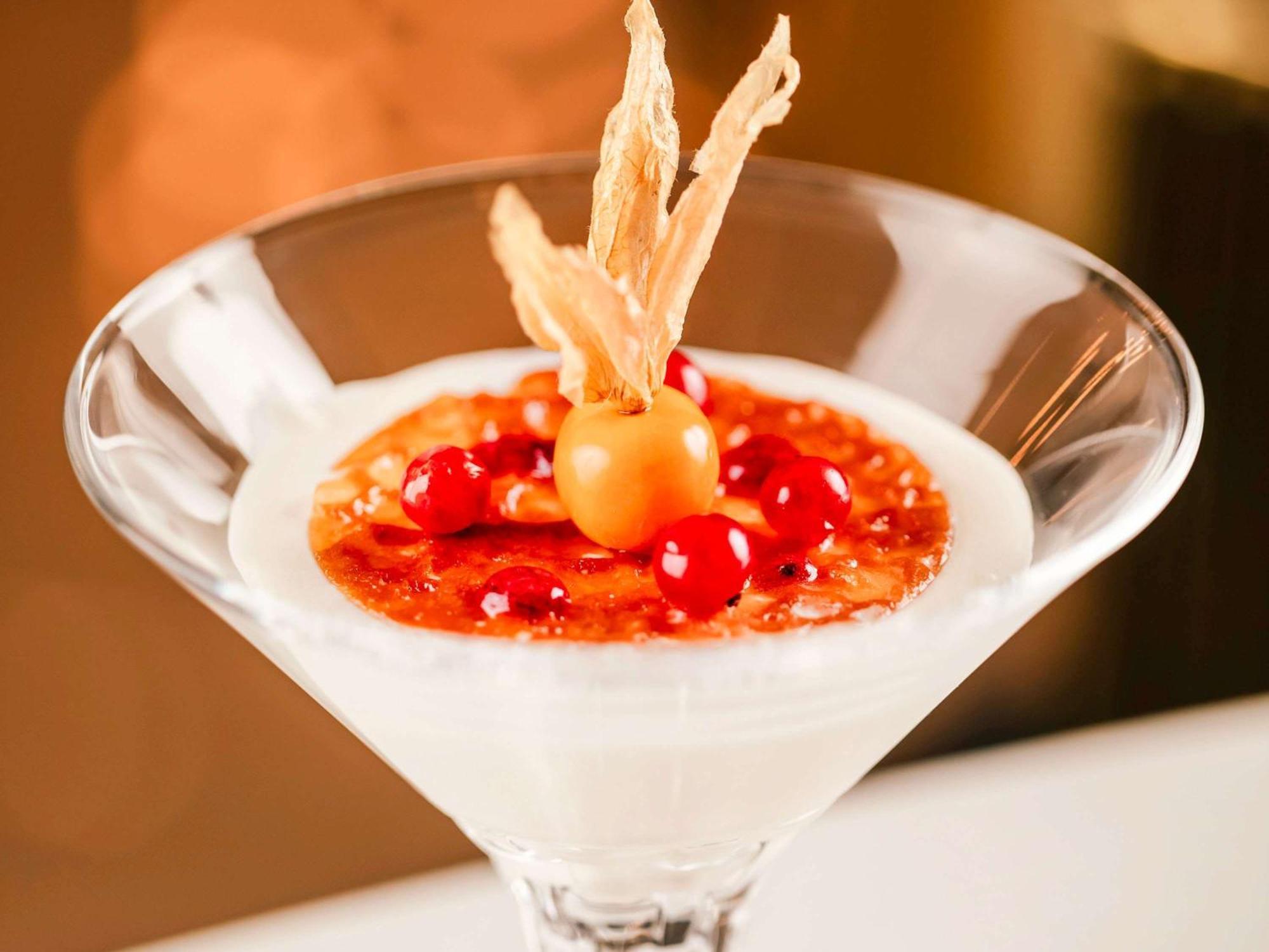 ホテル ソフィテル リスボン リベルダーデ エクステリア 写真 A pomegranate and yogurt dessert