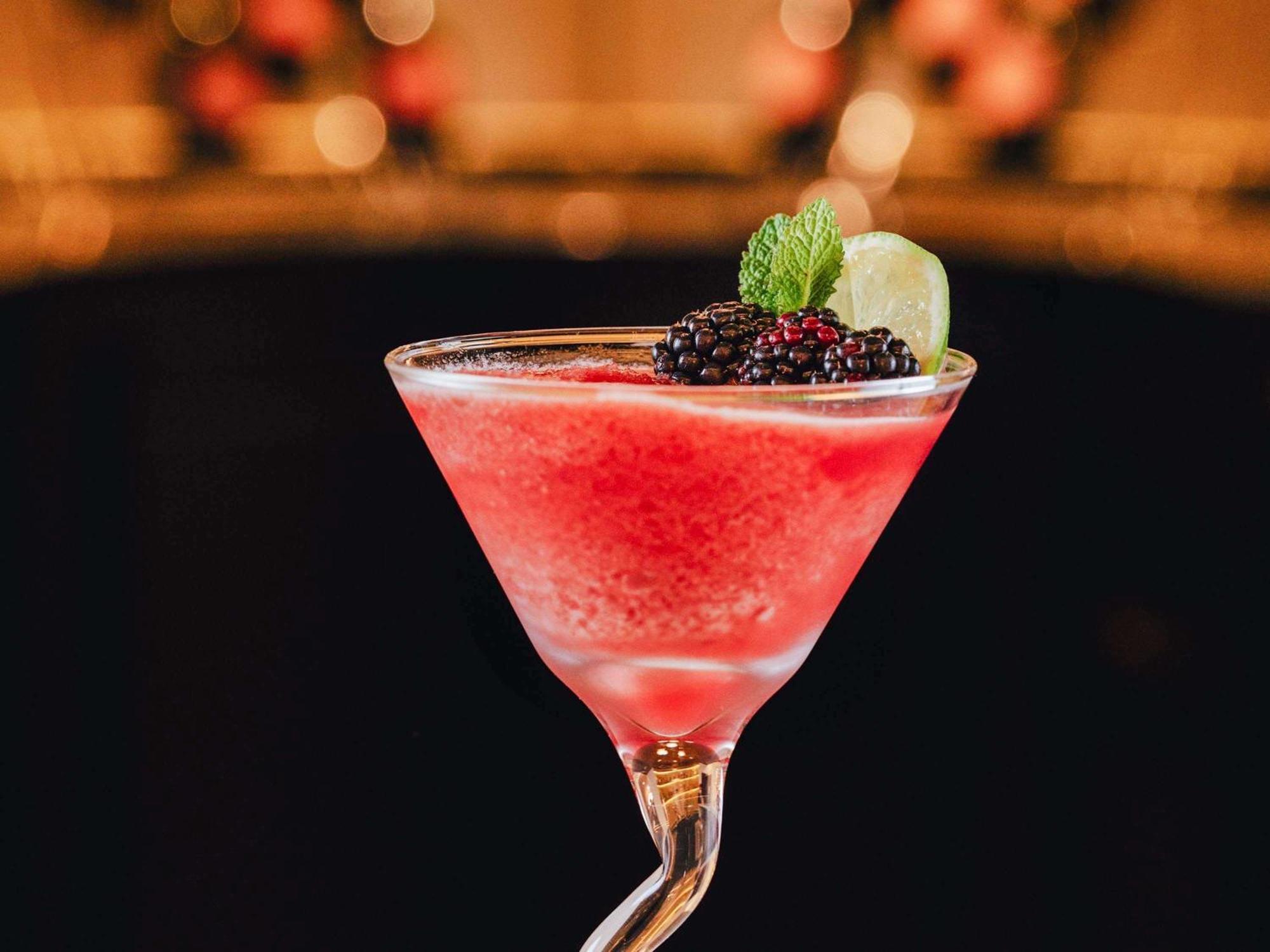 ホテル ソフィテル リスボン リベルダーデ エクステリア 写真 A blackberry bramble cocktail