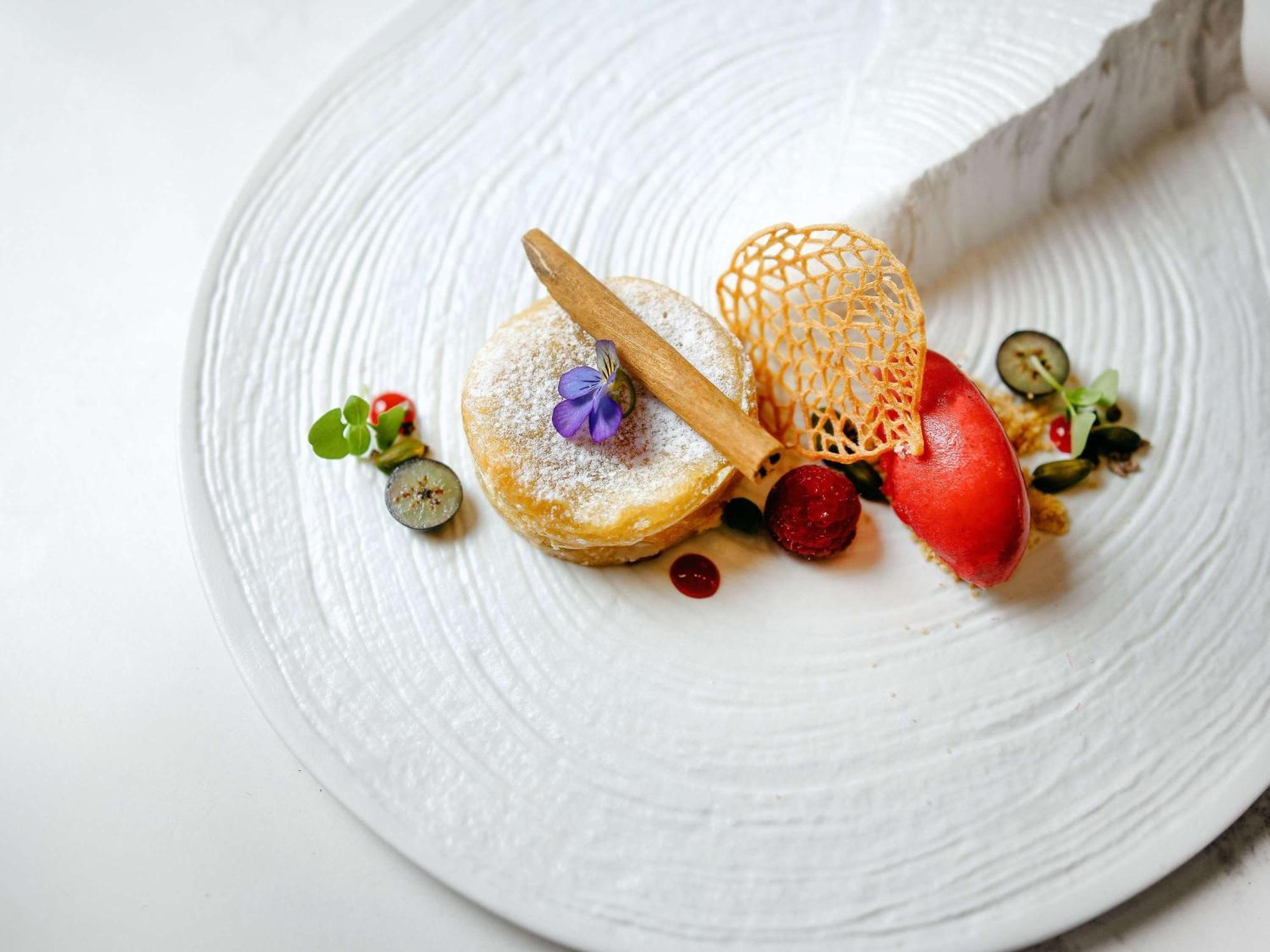 ホテル ソフィテル リスボン リベルダーデ エクステリア 写真 A modern French dish