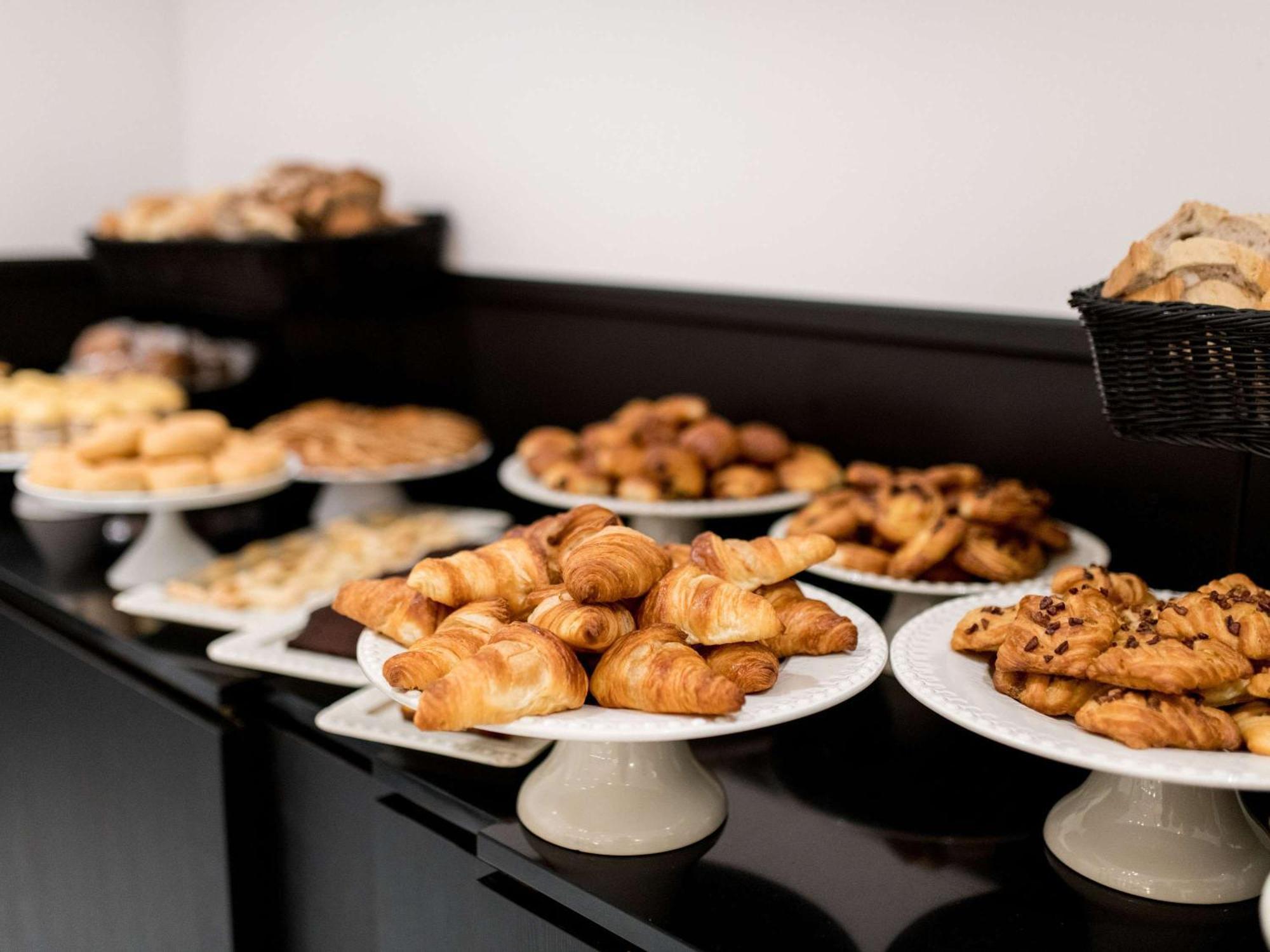 ホテル ソフィテル リスボン リベルダーデ エクステリア 写真 A selection of pastries