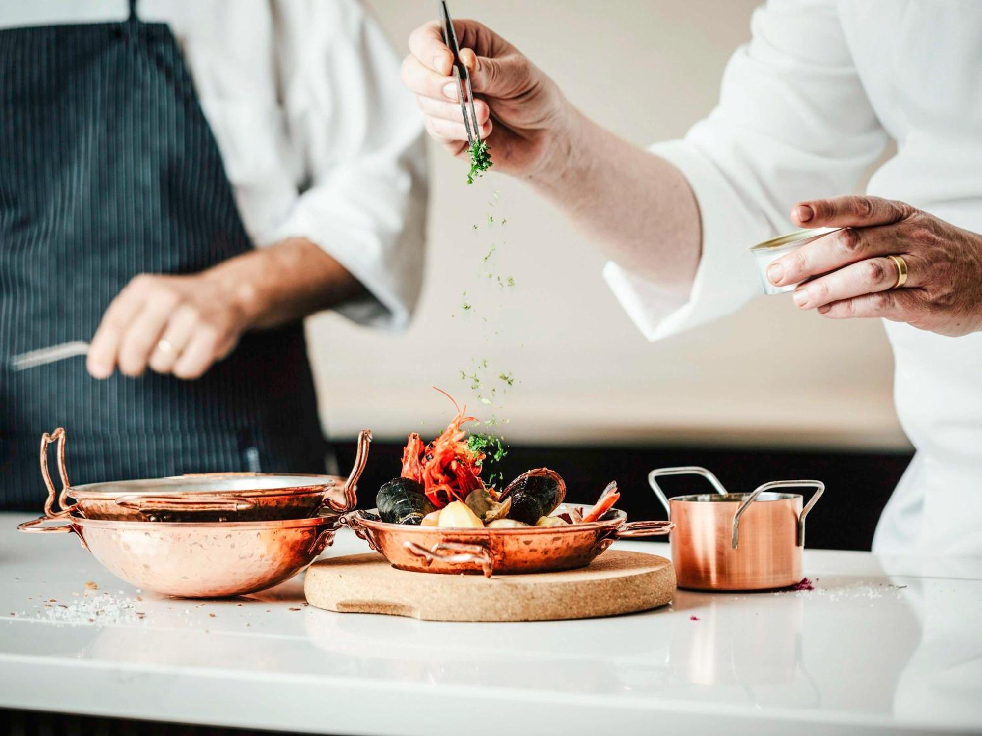 ホテル ソフィテル リスボン リベルダーデ エクステリア 写真 Chef preparing a meal