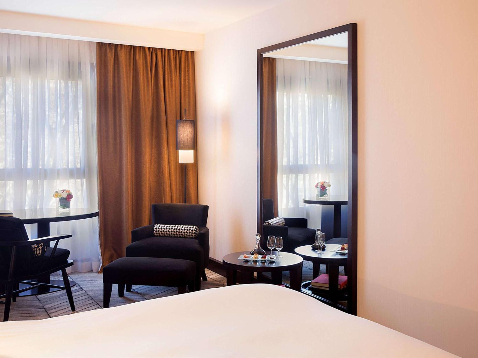 ホテル ソフィテル リスボン リベルダーデ エクステリア 写真 A room at the hotel
