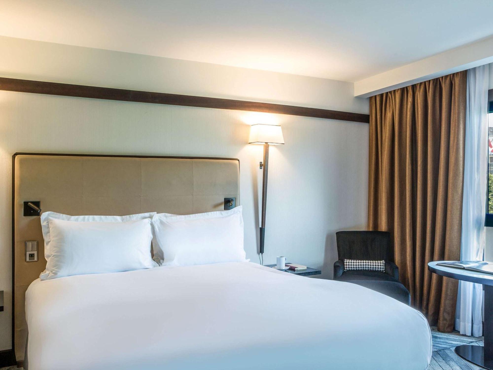 ホテル ソフィテル リスボン リベルダーデ エクステリア 写真 A room at the hotel